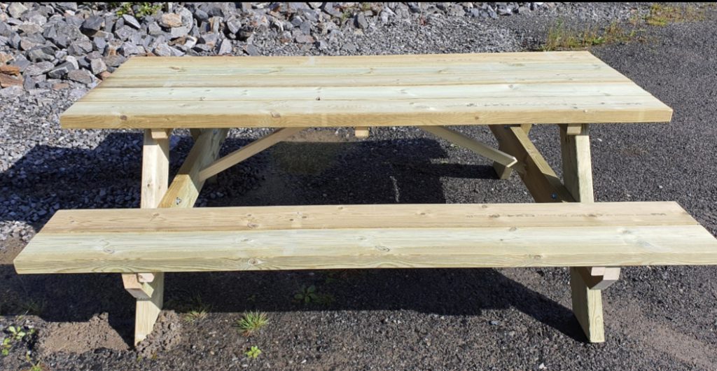 Benk produsert av Innovi